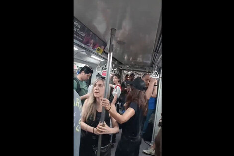 Ariadna Gallo durante su intervención en el subte. 