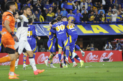 Los jugadores de Boca rodean a Milton Giménez