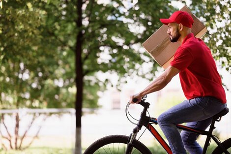 Glovo anunció que va a contratar a sus repartidores