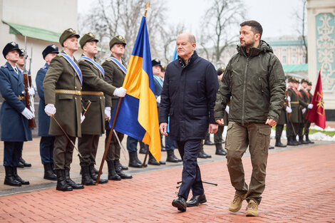 Zelenski y Scholz rindieron homenaje a los soldados ucranianos caídos