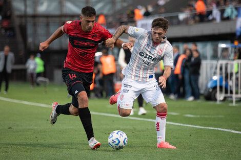 Leonel Picco lucha con Jerónimo Domina en Platense-Unión.