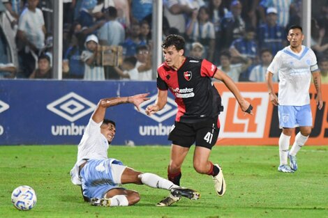 Pérez se lleva la pelota en mitad de cancha