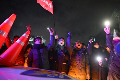 Una multitud se convocó en las calles para protestar contra la implementación de la ley marcial