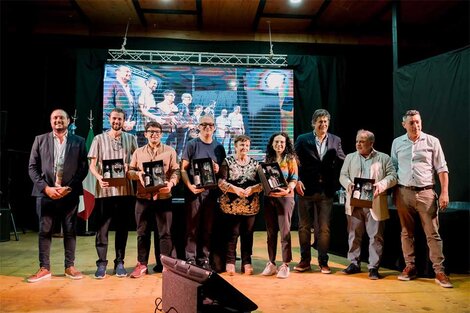 El intendente de Funes junto a integrantes representantes de la comunidad italiana.