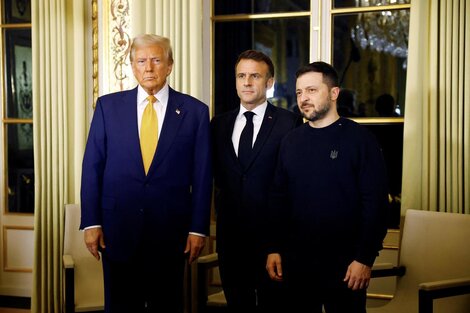 Macron, flanqueado por Trump y Zelenski.