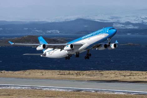 El gobernador convoca a otras provincias y gremios al rescate de Aerolíneas Argentinas  