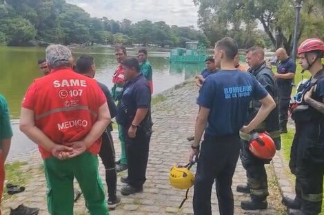 Gran operativo en los lagos de Palermo: buscan a un hombre desaparecido en el agua  