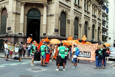 El gremio se manifestó ayer frente a la sede ministerial en Rosario.