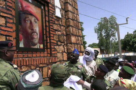 La imagen del lider panafricanista y antiimperialista Thomas Sankara sustituye a la de un explorador francés.