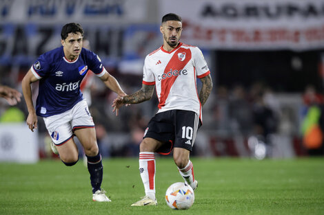 Lanzini jugando frente a Nacional de Uruguay