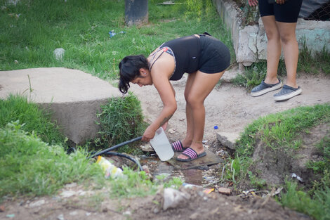 Las mangueras negras son la principal forma de abastecimiento informal de agua en los barrios. 