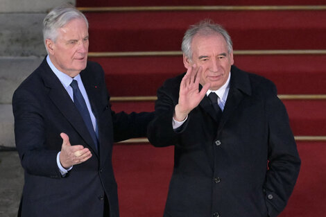 Barnier abre los brazos y Bayrou saluda durate a ceremonia de traspaso de mando en Paris.