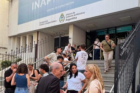 La fila de estatales en la puerta del edificio del SINAP, antes de rendir. 