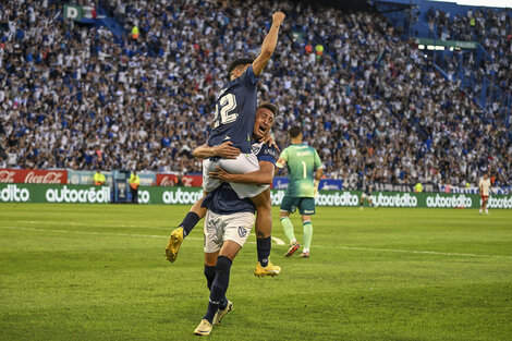 Romero abraza a Aquino, en el primer tanto de Vélez campeón