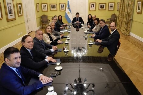 Kueider y otros senadores en una reunión con Milei en Casa Rosada,