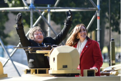 Milei y Villarruel, arriba de un tanque de guerra, en el desfile del 9 de julio.