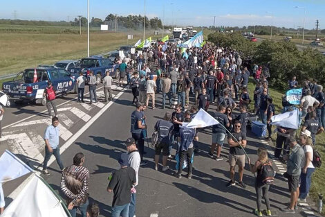 Protesta de trabajadores de Acindar que padecen el ajuste y la política de apertura de Milei.