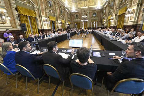 Kicillof encabezó una reunión junto a cinetíficos y parte de su gabinete. 