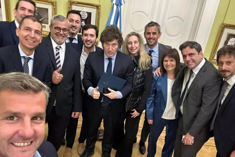 Campero sonríe al sacar la selfie con Milei y sus correligionarios, que ya no forman parte de la UCR. 