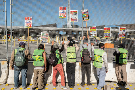 Manifestantes protestan en la frontera entre Estados Unidos y México en Tijuana