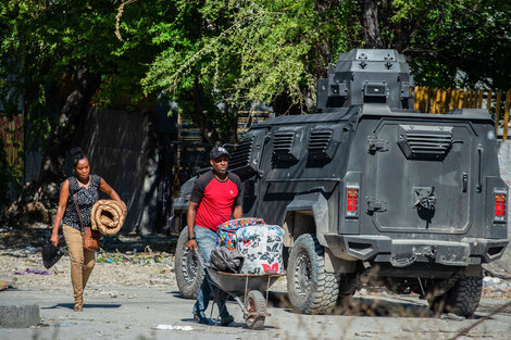 La policía haitiana patrulla los alrededores del incendiado hospital Bernard Mevs