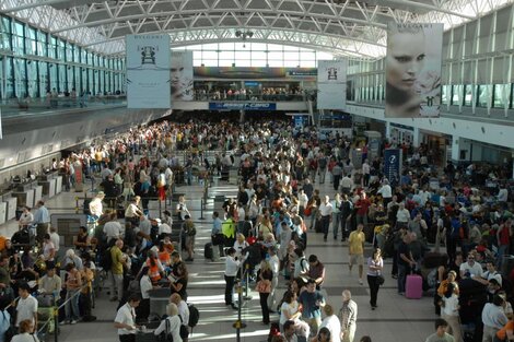 Ezeiza ya es una postal del "dólar barato". Ola de turismo al exterior.