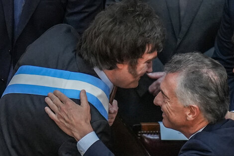 Javier Milei y Mauricio Macri, sonrisas y puñales por la espalda.