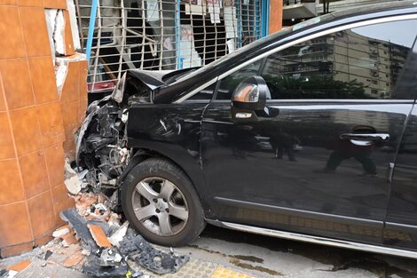 El Peugeot 3008 dañó el frente del local comercial