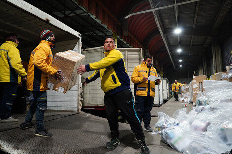 El Correo Argentino, clave en la organización, cerró 800 sucursales y despidió a 5.000 empleados.