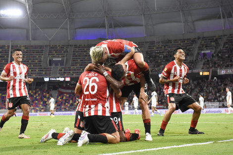 Estudiantes se aprovechó de la resaca de Vélez y celebró el Trofeo de Campeones