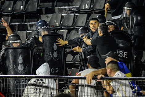 Riquelme entre la policía y los hinchas. Esa noche de octubre se vieron, sin dudas, las imágenes del año.