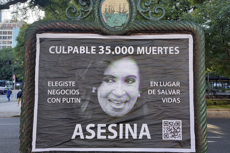 El afiche que trataba de "asesina" a la expresidenta. 