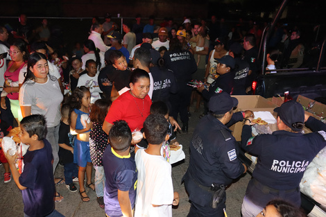 Migrantes reciben comida en campamentos improvisados en Tapachula, Chiapas. 