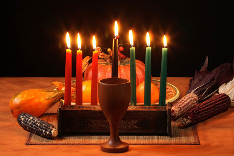 La Kinara (candelabro) de Kwanzaa.