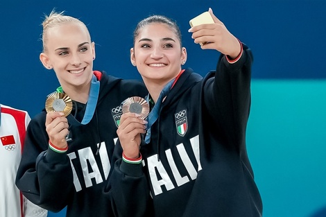 Las gimnastas italianas Alice D'Amato y Manila Esposito con sus medallas olímpicas