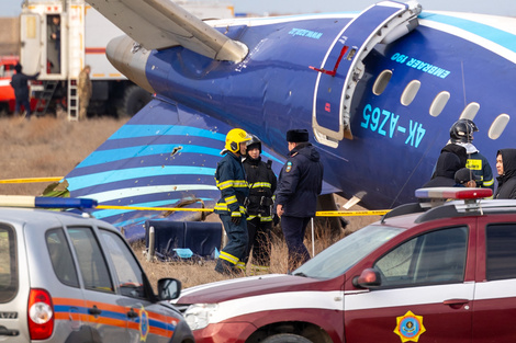 Los equipos de emergencia trabajaron en el lugar del accidente cerca de la ciudad de Aktau