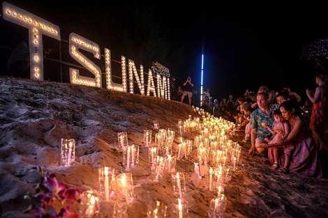 Velas en la playa como homenaje a las víctimas del tsunami más devastador de la historia. 