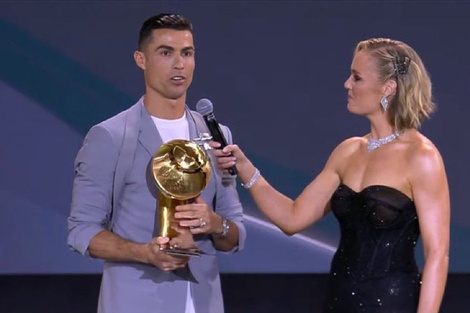 Cristiano Ronaldo recibe su premio