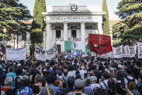 Masiva convocatoria en defensa de las políticas de derechos humanos y los puestos de trabajo en el sector.