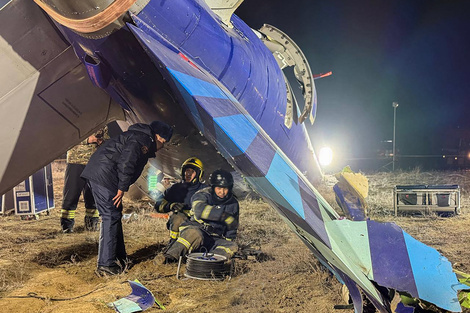 Investigadores especializados en siniestros aéreos examinan el avión derribado.