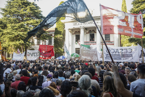 El abrazo se volvió masivo frente al Edificio de las Cuatro Columnas de la ex ESMA.