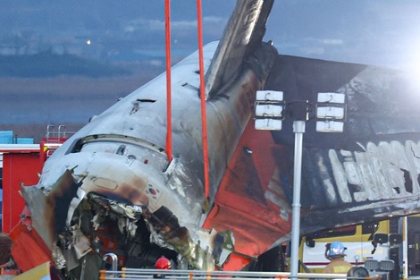 Tragedia en Corea del Sur: un avión se despistó, chocó contra un muro y explotó