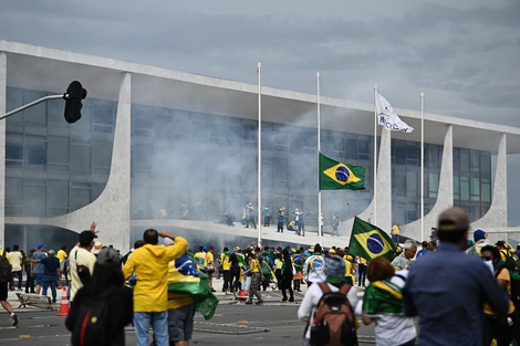Bolsonaristas violentos invadieron la Plaza de los Tres Poderes el 8 de enero de 2023