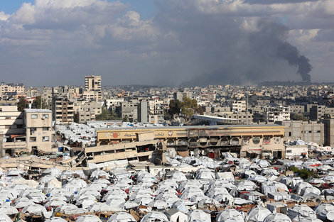 Una columna de humo se asoma luego de otro ataque israelí en el norte de la Franja