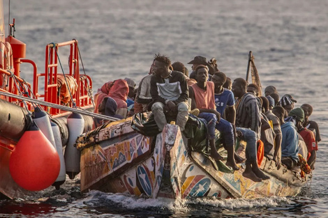 Embarcación rescatada con 136 inmigrantes de Senegal, cerca de la región marítima de las Islas Canarias. Imagen: Antonio Sempere.