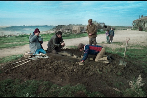 Los "tombaroli" en acción, filmados en Súper 16mm.  (Fuente: Archivo)