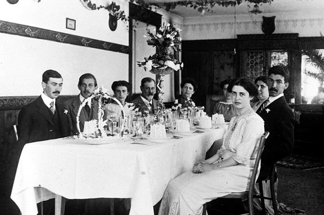 Una foto de celebración navideña de Freud y su familia en 1910 (Fuente: Gentileza)