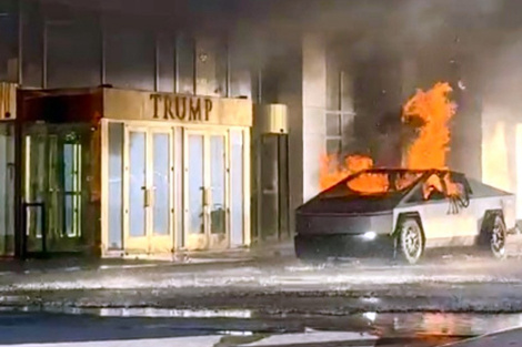 Explotó una camioneta de Tesla frente al hotel de Trump en Las Vegas