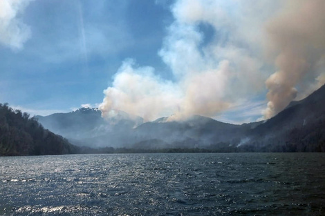 Bariloche arde en varios frentes