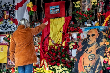 Una mujer realiza el saludo fascista en el panteón donde se encuentran los restos de Francisco Franco en el cementerio de Mingorrubio.